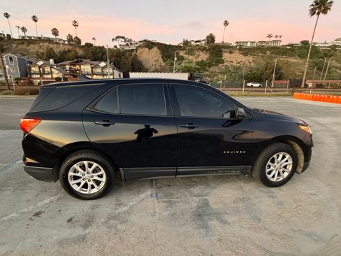 Used 2018 Chevrolet Equinox LS FWD image 2
