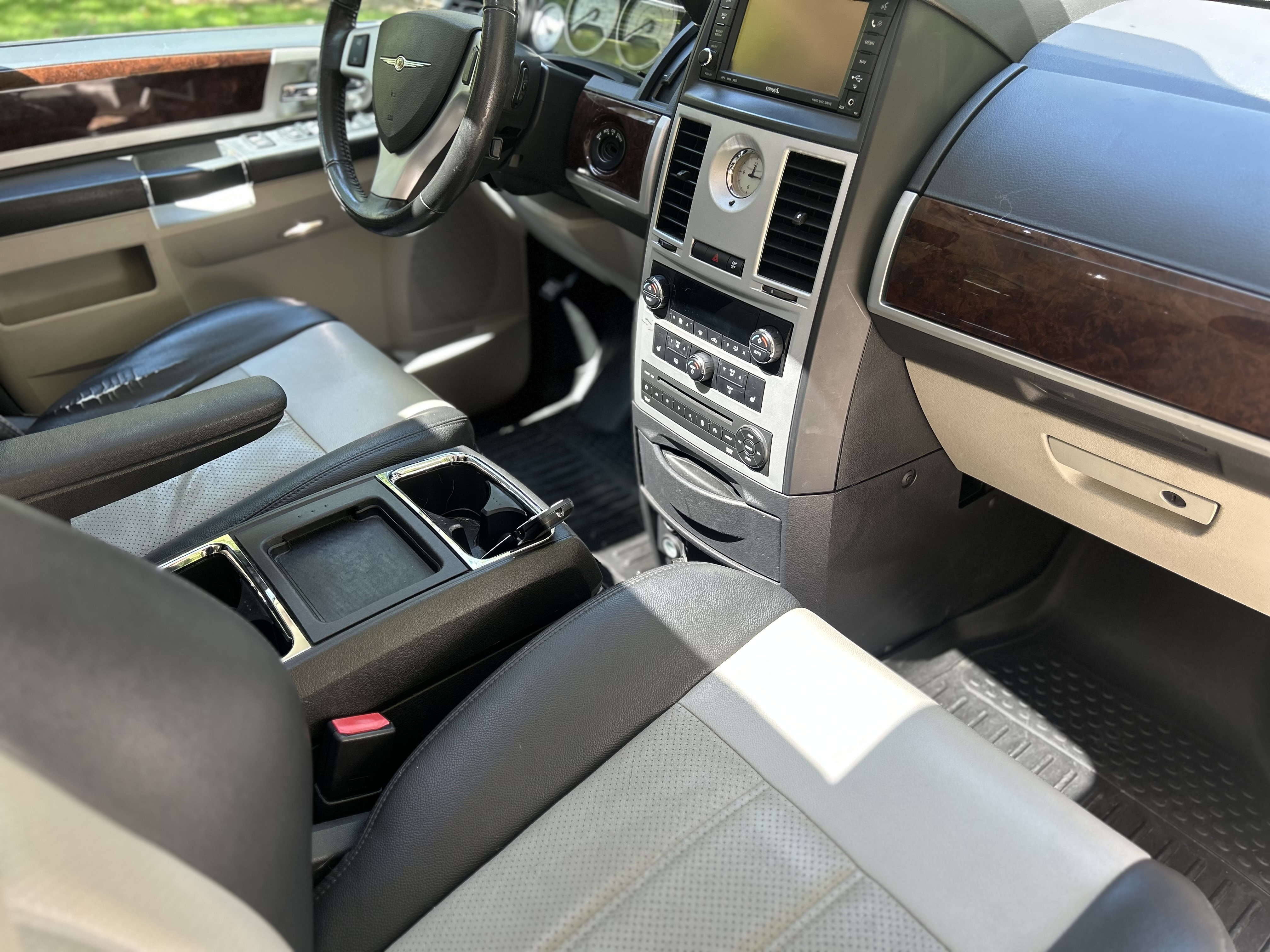 Used 2010 Chrysler Town & Country Touring Plus w/ Safetytec Group FWD image 22