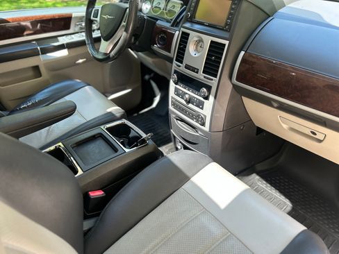 Used 2010 Chrysler Town & Country Touring Plus w/ Safetytec Group FWD image 22