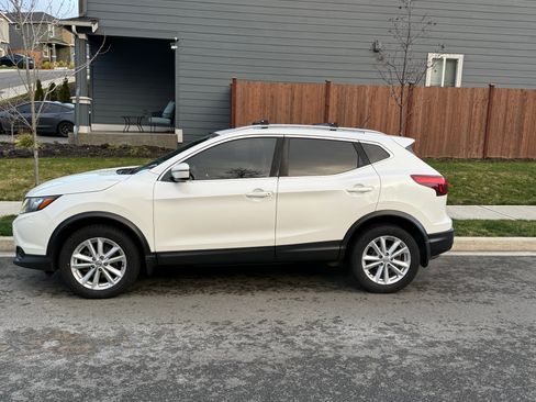 Used 2018 Nissan Rogue Sport SV image 16