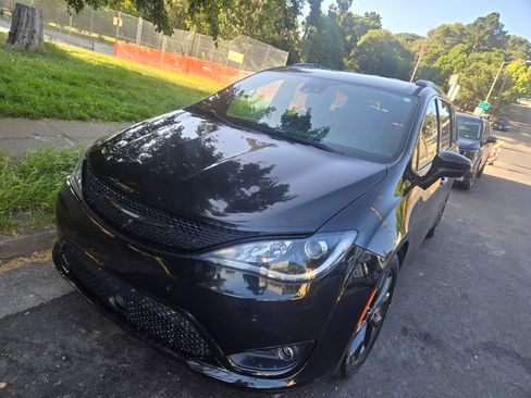 Used 2019 Chrysler Pacifica Touring-L w/ Advanced Safetytec Group image 1