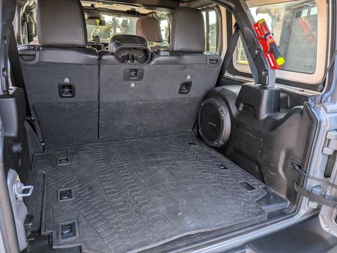 Used 2022 Jeep Wrangler Unlimited Rubicon w/ Trailer Tow Package image 12