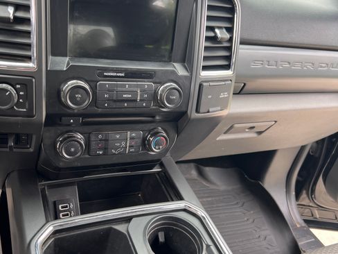 Used 2017 Ford F250 XLT w/ XLT Premium Package AWD/4WD image 8