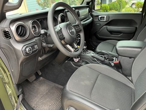 Used 2023 Jeep Gladiator Sport AWD/4WD image 22