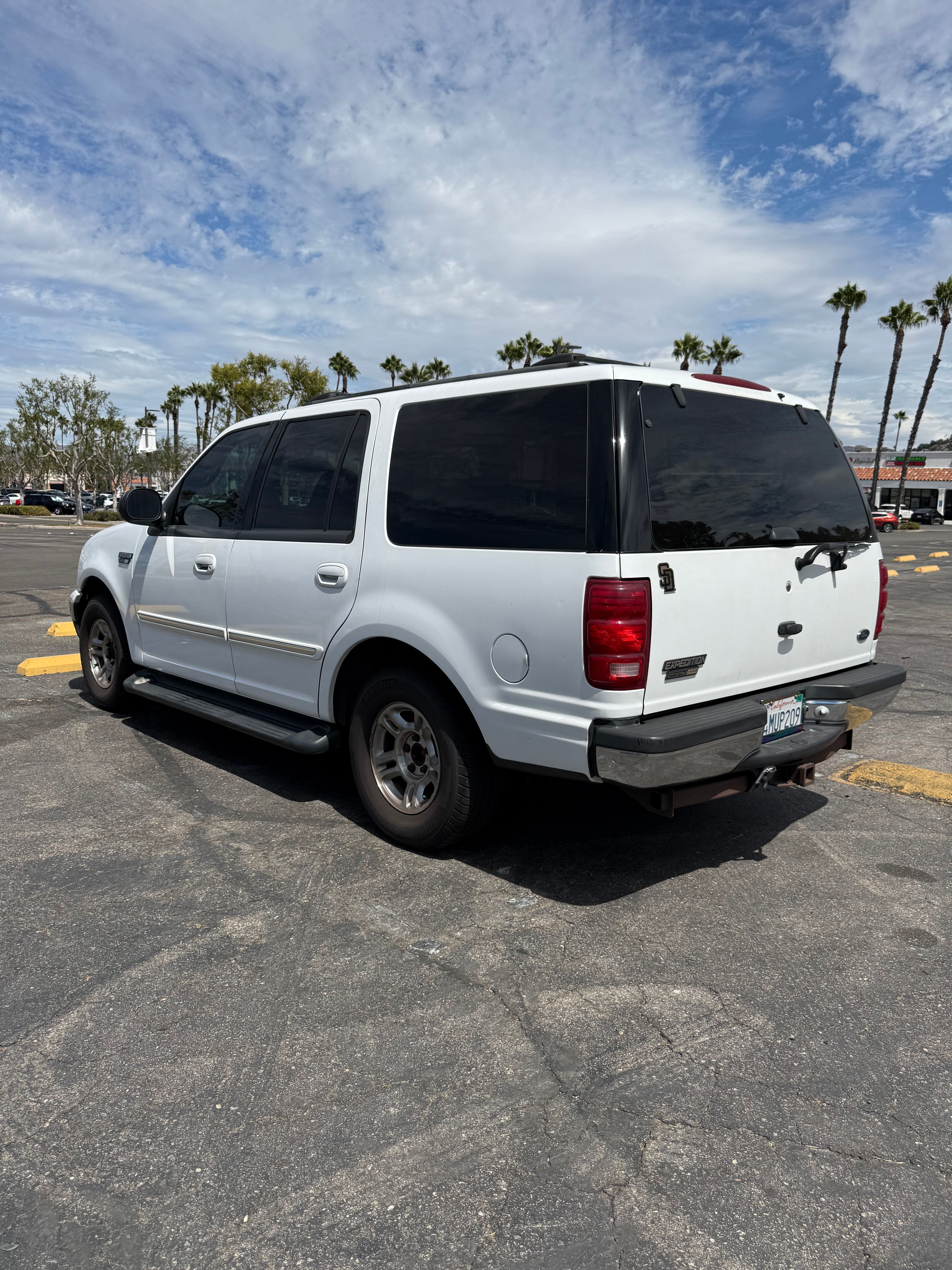 Used 2000 Ford Expedition XLT RWD image 2