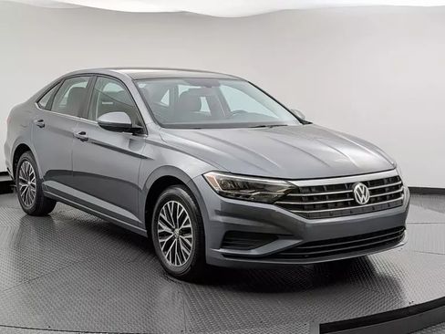 Used 2019 Volkswagen Jetta SE w/ Cold Weather Package image 5