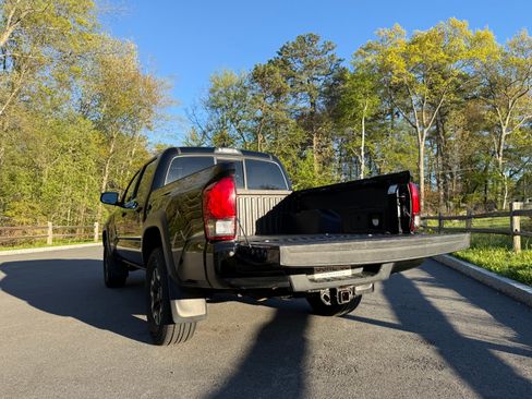 Used 2016 Toyota Tacoma TRD Off-Road w/ Premium & Technology Package AWD/4WD image 22