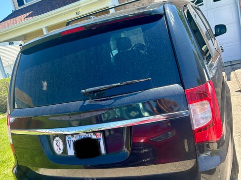Used 2015 Chrysler Town & Country Touring FWD image 13