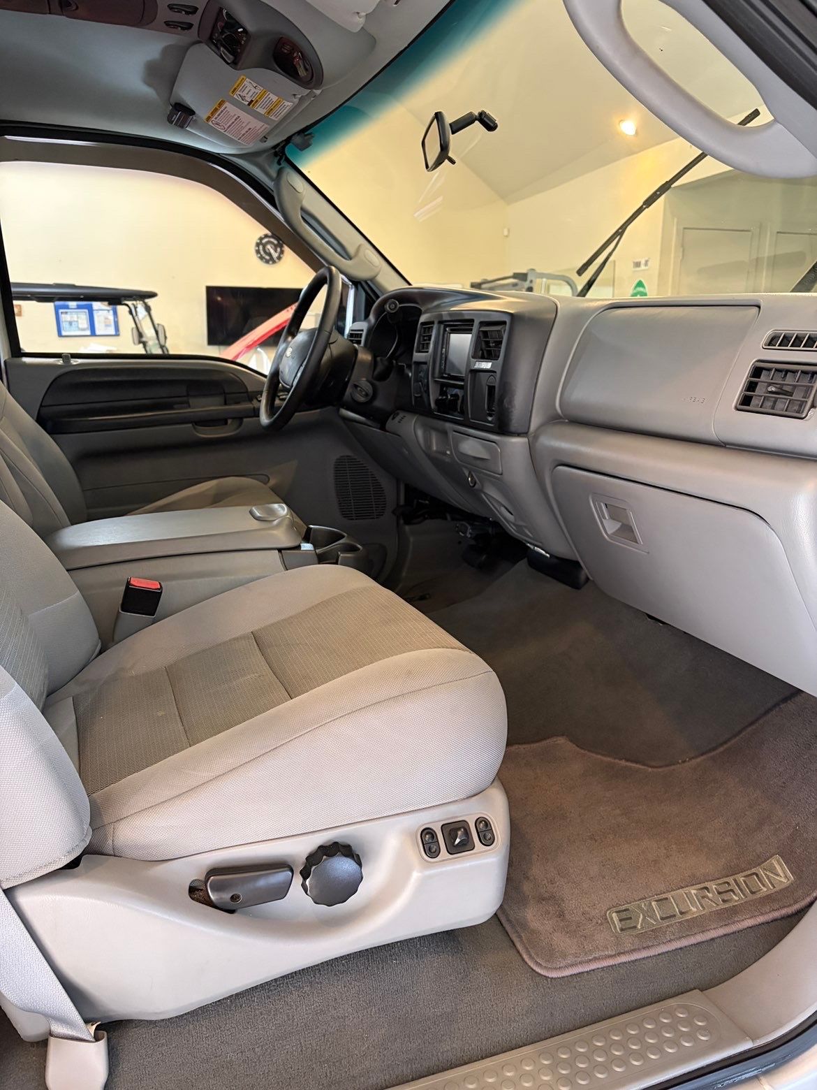 Used 2005 Ford Excursion XLT AWD/4WD image 13