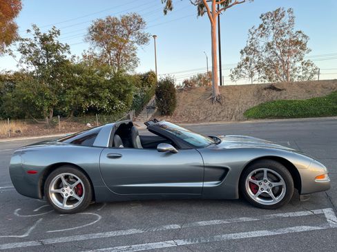 Used 2004 Chevrolet Corvette Coupe w/ Preferred Equipment Group RWD image 13