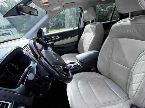 Used 2017 Ford Explorer Platinum AWD/4WD image 4