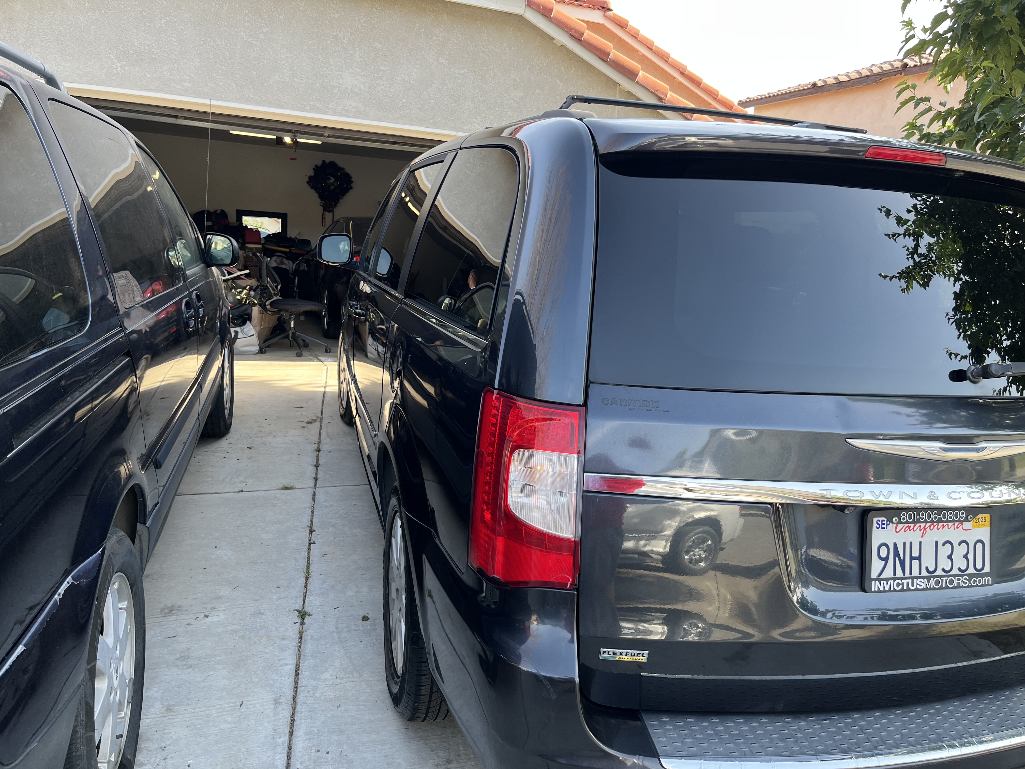 Used 2014 Chrysler Town & Country Touring FWD image 11