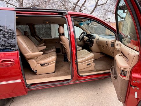 Used 2000 Chrysler Town & Country LXi image 4