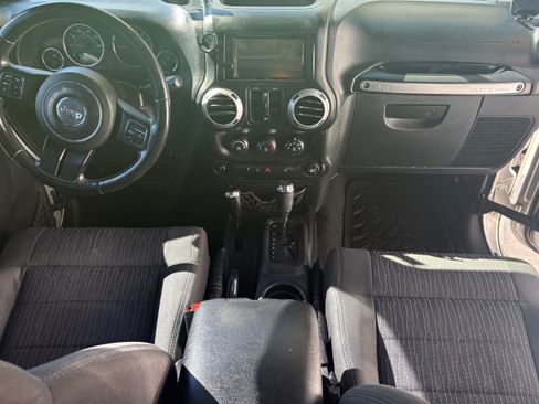 Used 2011 Jeep Wrangler Unlimited Rubicon w/ Connectivity Group AWD/4WD image 6