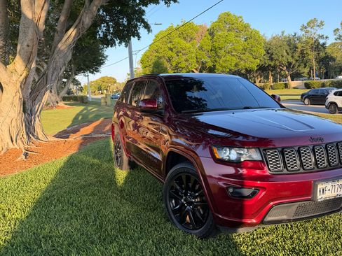 Used 2019 Jeep Grand Cherokee Altitude AWD/4WD image 4