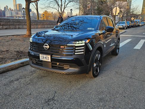Used 2025 Nissan Kicks SR w/ SR Premium Package image 1