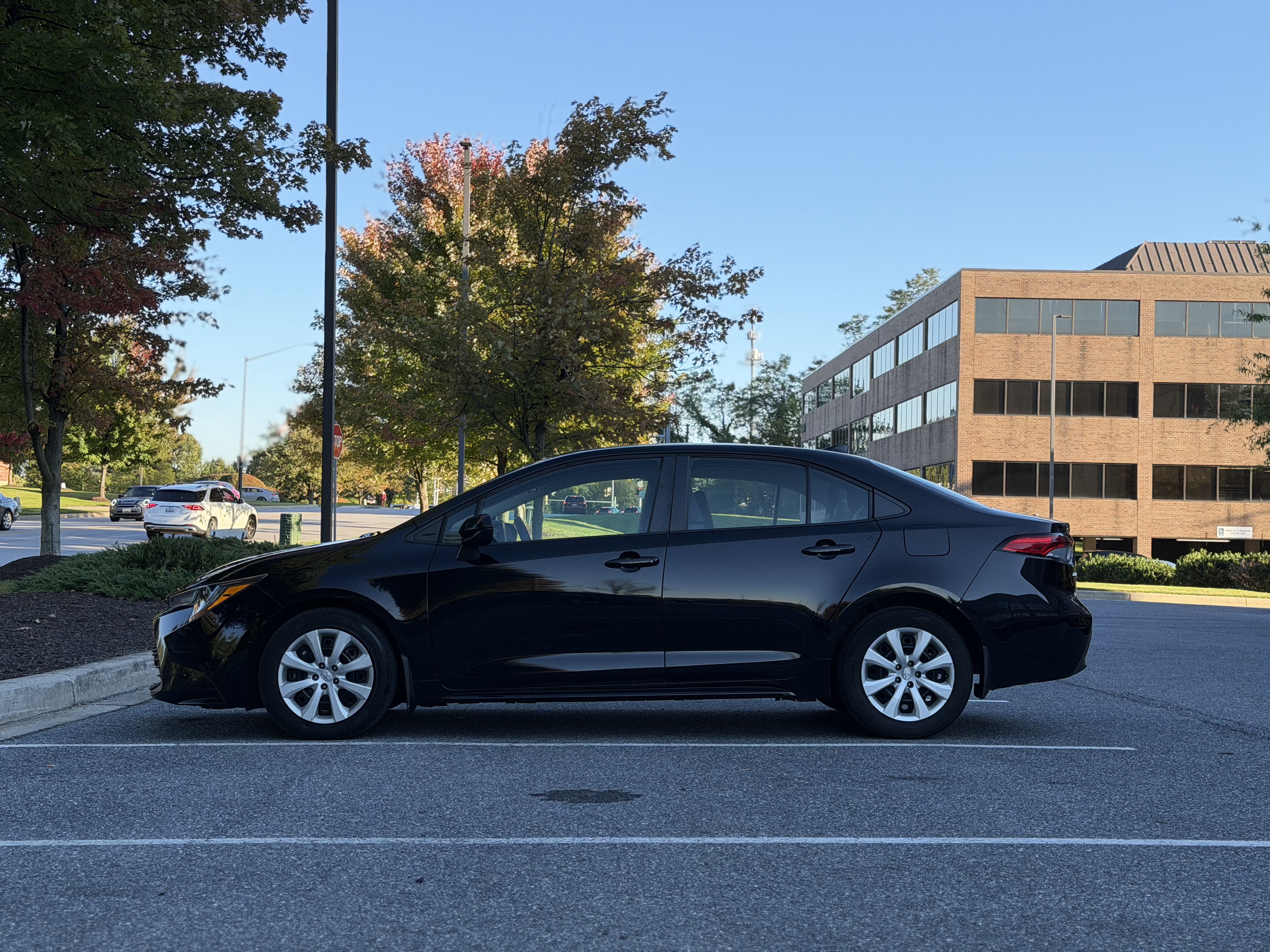 Used 2023 Toyota Corolla LE w/ Carpet Mat Package (TMS) FWD image 4