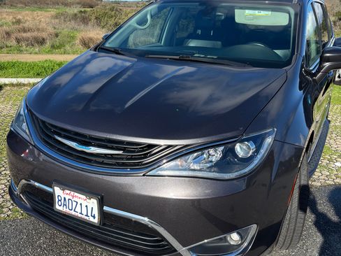 Used 2018 Chrysler Pacifica Touring-L image 4