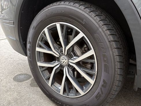 Used 2019 Volkswagen Tiguan SE w/ Panoramic Sunroof Package image 17