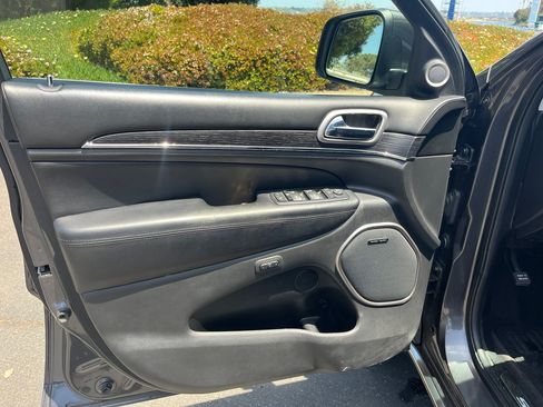 Used 2017 Jeep Grand Cherokee Summit w/ Platinum Appearance Package image 19