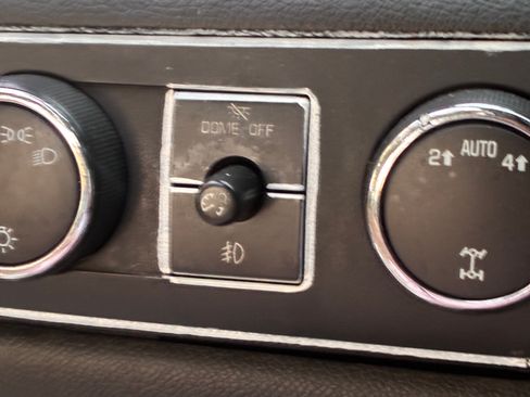 Used 2010 Chevrolet Suburban LS image 12