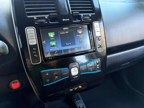 Used 2017 Nissan Leaf SV image 16