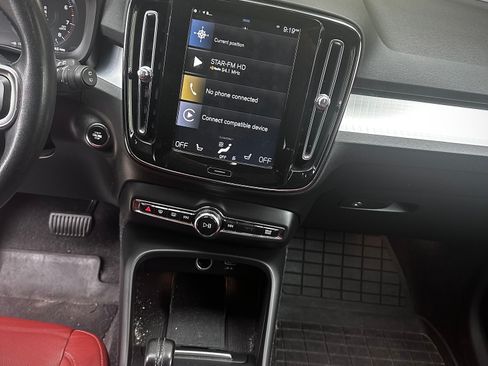 Used 2019 Volvo XC40 T5 Momentum image 10