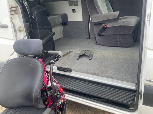 Used 2011 Mercedes-Benz Sprinter 2500 image 12