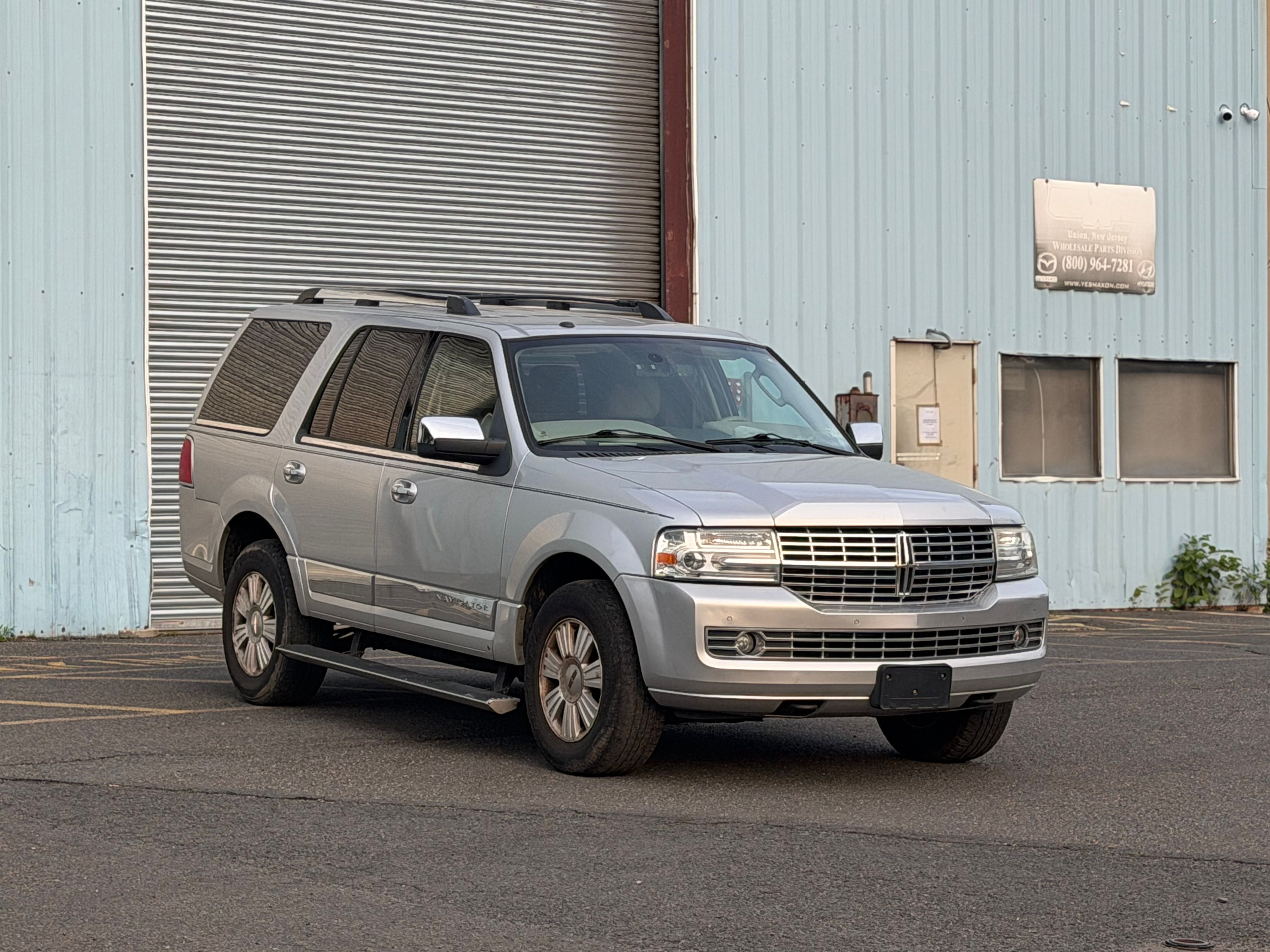 Used 2010 Lincoln Navigator 4WD image 2