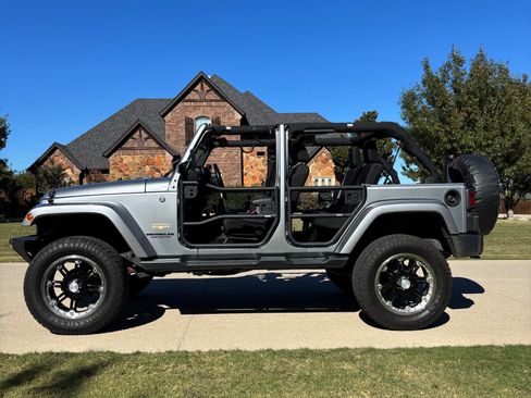 Used 2015 Jeep Wrangler Unlimited Sahara w/ Dual Top Group image 8