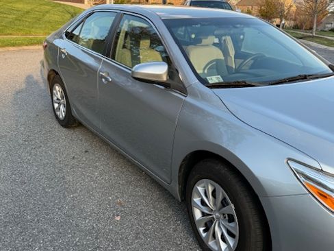 Used 2015 Toyota Camry LE image 4