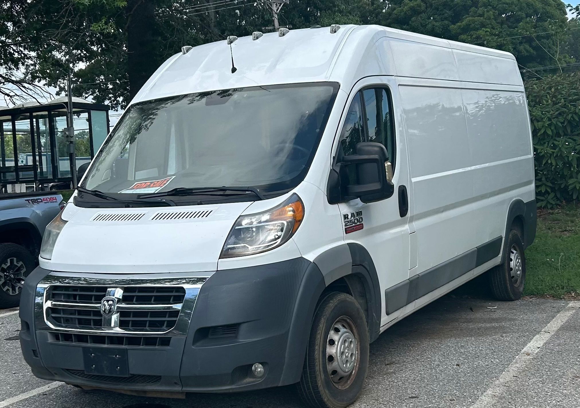 Used 2017 RAM ProMaster 2500 w/ Premium Appearance Group FWD image 2