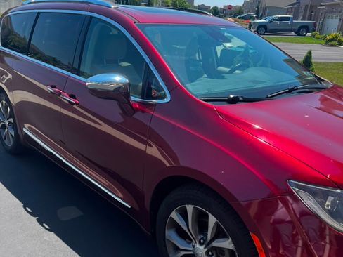 Used 2017 Chrysler Pacifica Limited FWD image 4