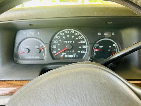 Used 2004 Ford Crown Victoria LX image 10