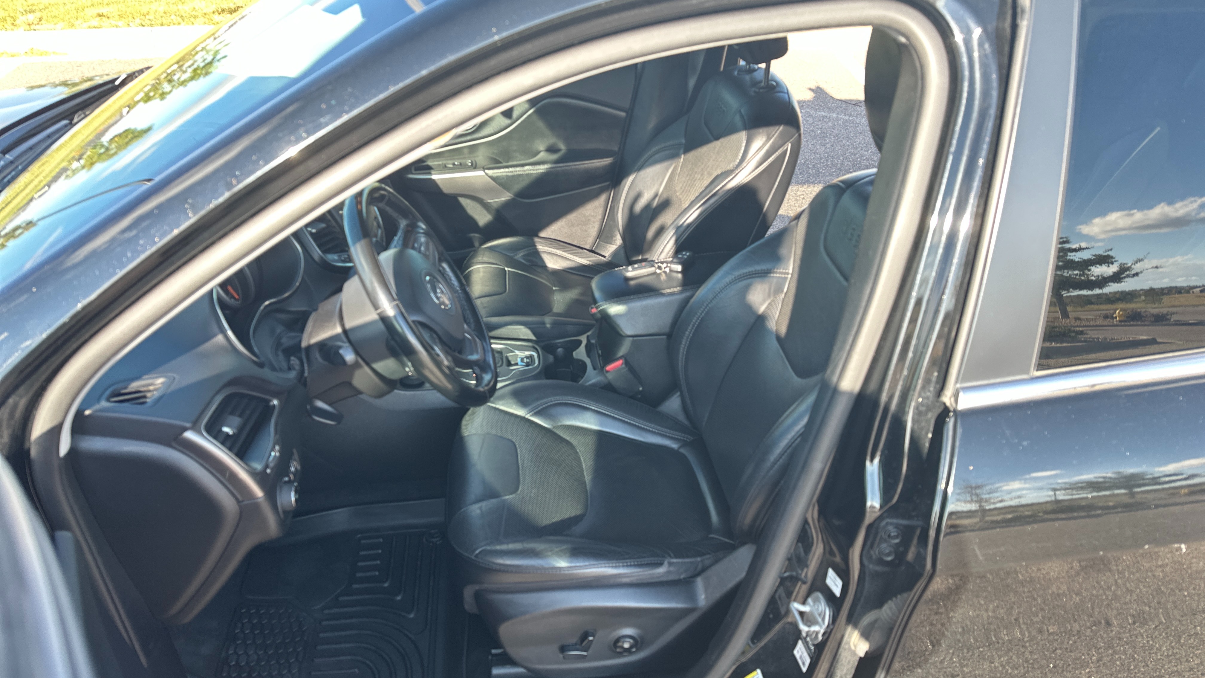 Used 2021 Jeep Cherokee Latitude Lux AWD/4WD image 30