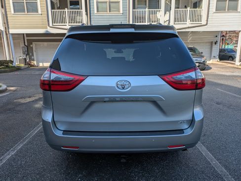 Used 2020 Toyota Sienna XLE Premium image 4