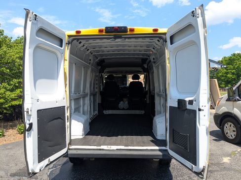 Used 2021 RAM ProMaster 2500 w/ Convenience Group FWD image 8