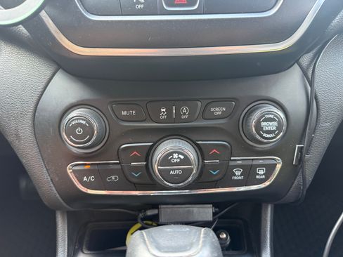 Used 2019 Jeep Cherokee Trailhawk image 9