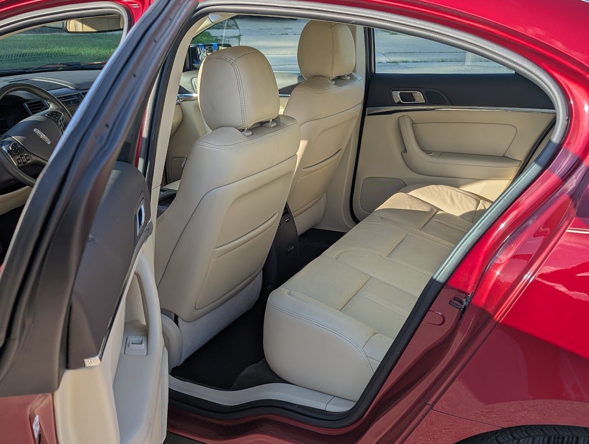 Used 2016 Lincoln MKS FWD image 5