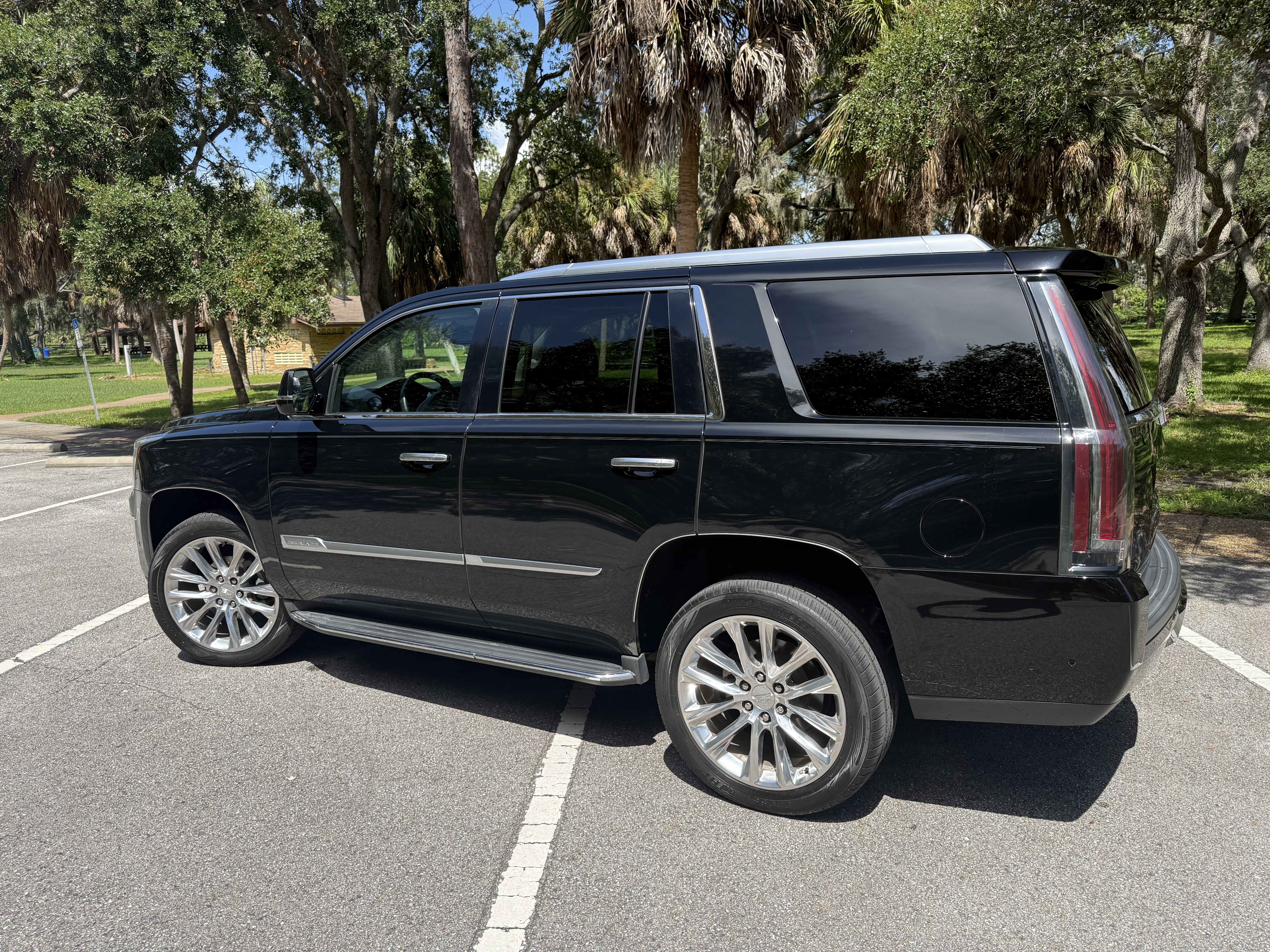 Used 2018 Cadillac Escalade Luxury RWD image 16