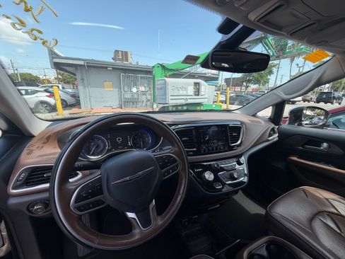 Used 2018 Chrysler Pacifica Limited w/ Advanced Safetytec Group FWD image 12