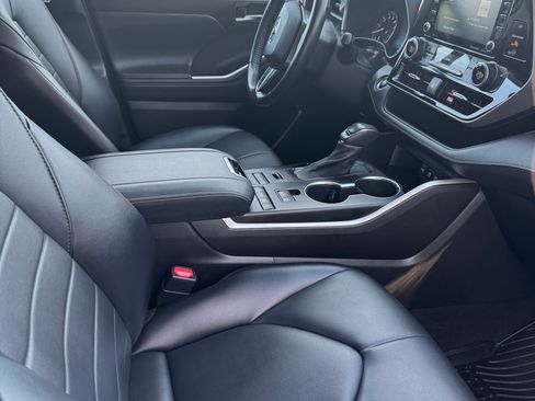 Used 2021 Toyota Highlander XLE image 15