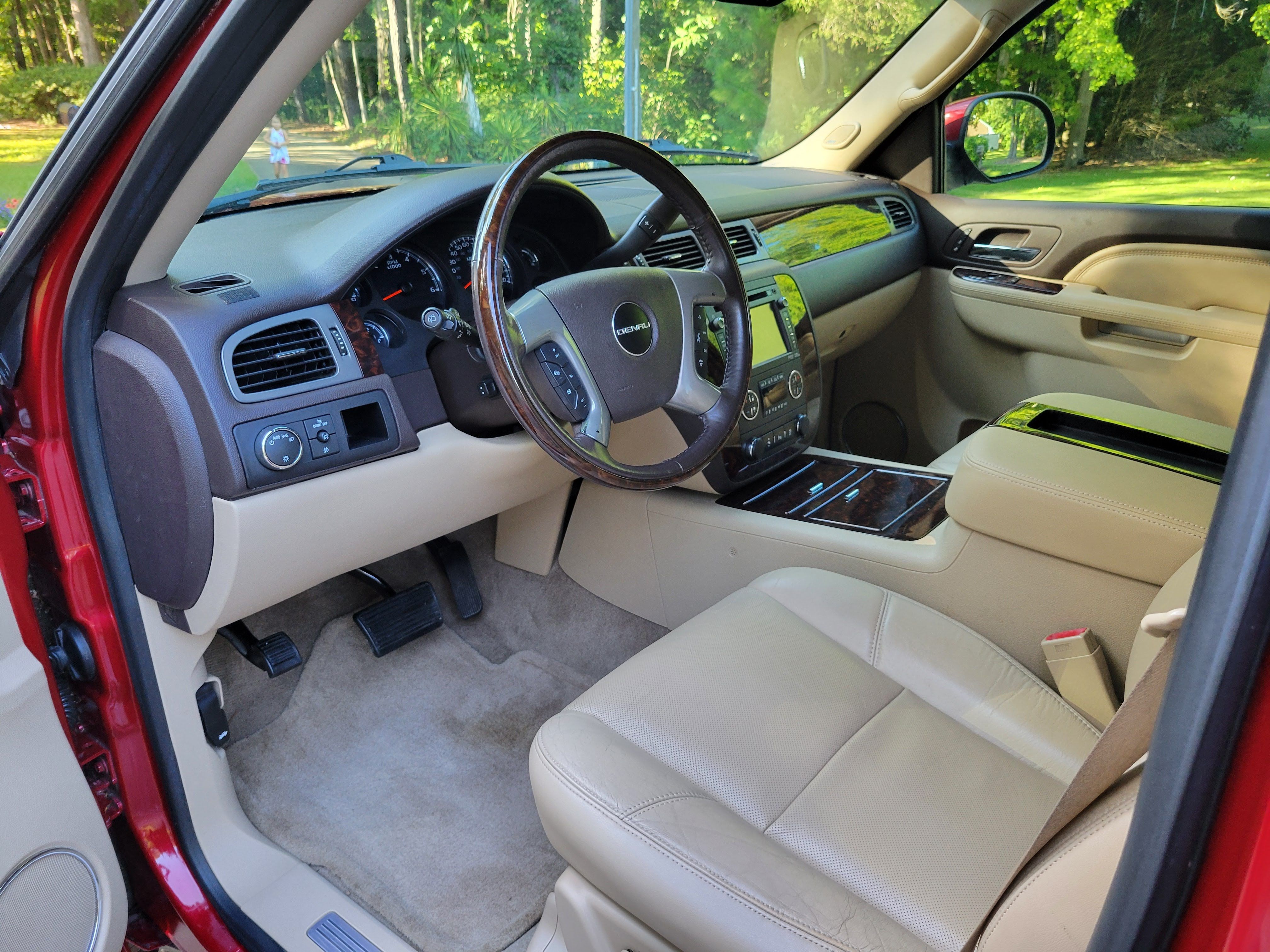 Used 2012 GMC Yukon XL Denali RWD image 24