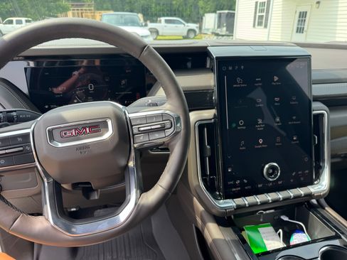 Used 2025 GMC Yukon XL Elevation AWD/4WD image 6