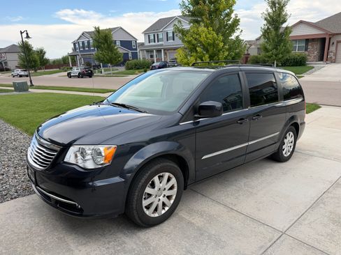 Used 2013 Chrysler Town & Country Touring FWD image 1