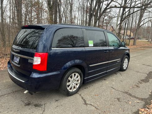Used 2014 Chrysler Town & Country Touring image 10