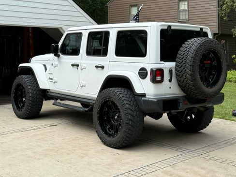 Used 2018 Jeep Wrangler Unlimited Sahara w/ Uconnect 4C Nav & Sound Group image 4