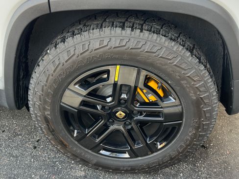 Used 2023 Rivian R1S Adventure image 17