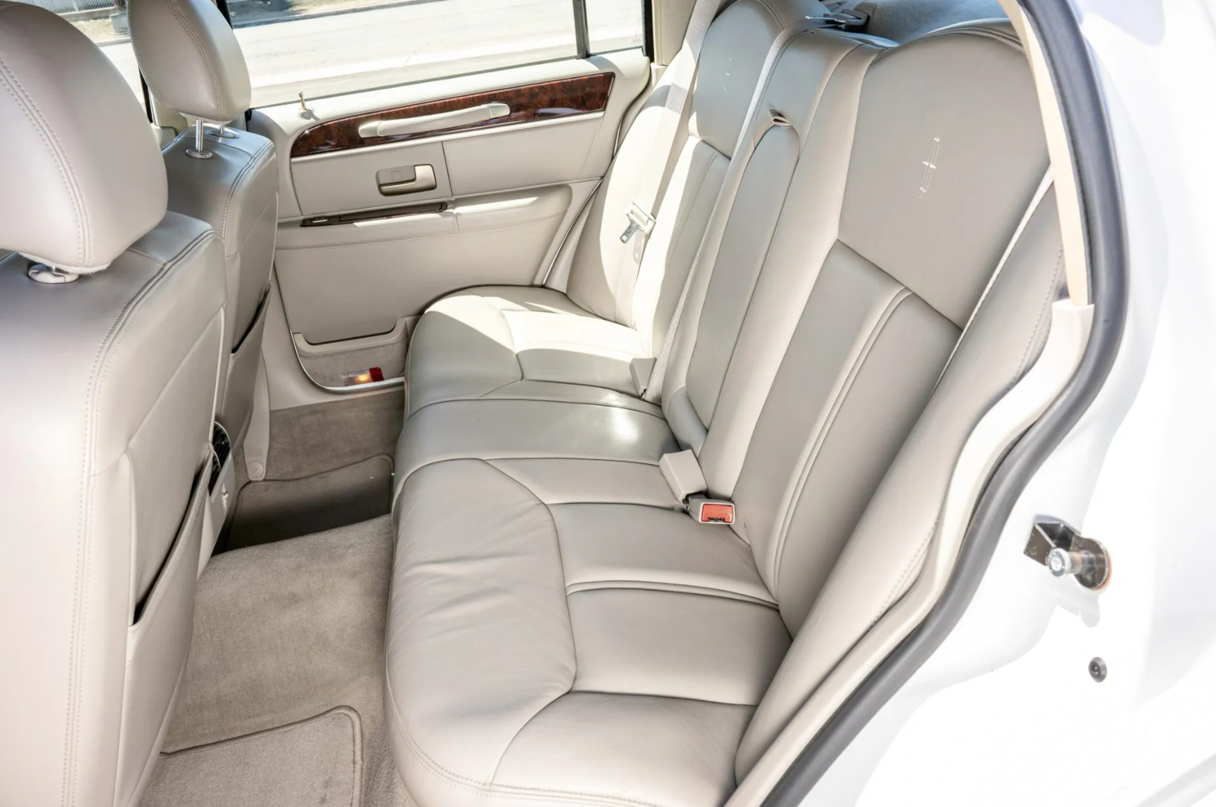 Used 2008 Lincoln Town Car Signature Limited RWD image 27