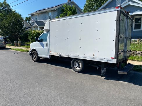 Used 2009 Chevrolet Express 3500 RWD image 2